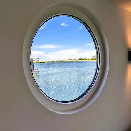 ספינת מלון Hausboot Am Wangermeer Floating Home שיליג